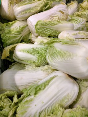 Marketin tezgahında sulu Çin lahanası kafaları