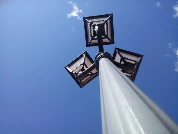 Poste Luz Con Tres Lámparas Dirigidas Cielo Nublado —  Fotos de Stock