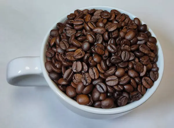 Taza Cerámica Llena Granos Café Tostados Sobre Fondo Claro Aislado — Foto de Stock