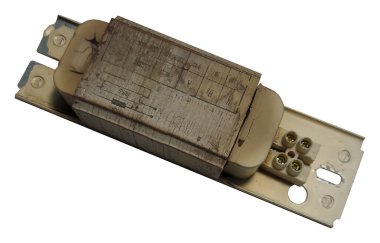 İzole edilmiş beyaz arka planda floresan lambaları için yanmış elektromanyetik boğulma