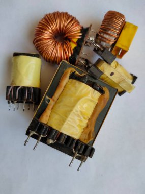  Beyaz arka planda yanmış trafolar ve bilgisayar güç kaynağı tahtasının boğazları. 