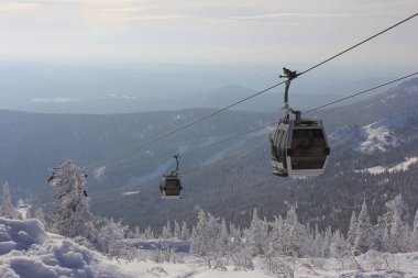 Kayak merkezinin yamacında teleferik var.