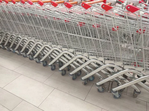 スーパーのショッピングカートの多くは複雑なパターンを形成し — ストック写真