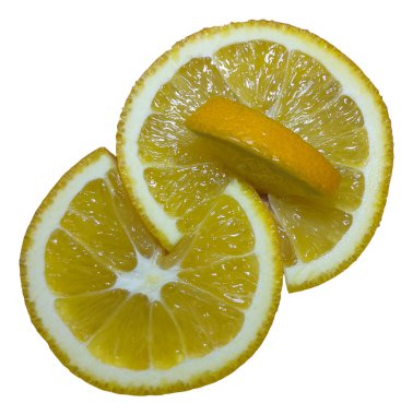 Beyaz izole edilmiş arka planda iki taze portakal dilimi.