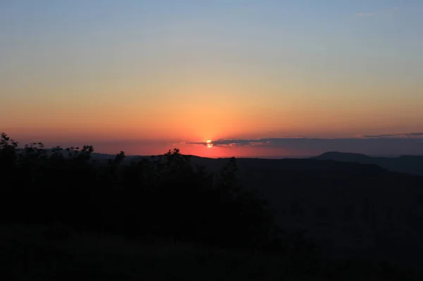 Belo Verão Pôr Sol Nublado Sobre Uma Floresta Montanha — Fotografia de Stock