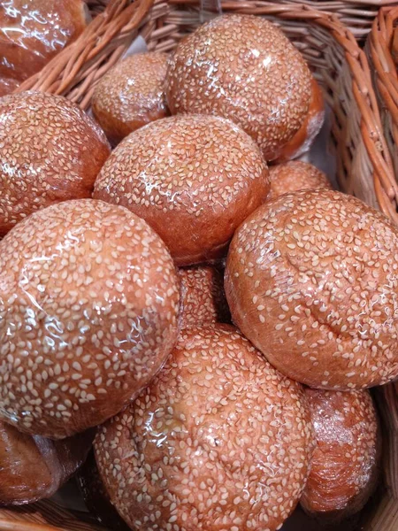 Apetitoso Ruivo Delicioso Pão Gergelim Uma Cesta Supermercado — Fotografia de Stock