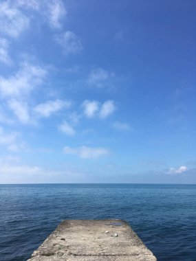  Eski beton iskele bulutlu bir gökyüzüne karşı denize giriyor.