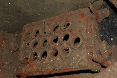 Terk edilmiş bir gemide elektrik kabloları için paslı dolgu kablosu.