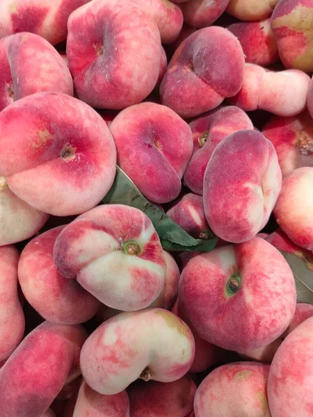 Персики Свежим Инжиром Столе Продовольственном Рынке — стоковое фото