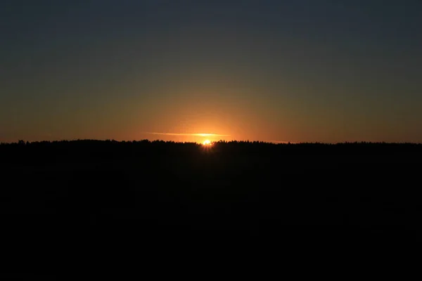 Ηλιοβασίλεμα Του Πορτοκαλί Ήλιου Πίσω Από Δάσος Φωτίζοντας Σύννεφα — Φωτογραφία Αρχείου