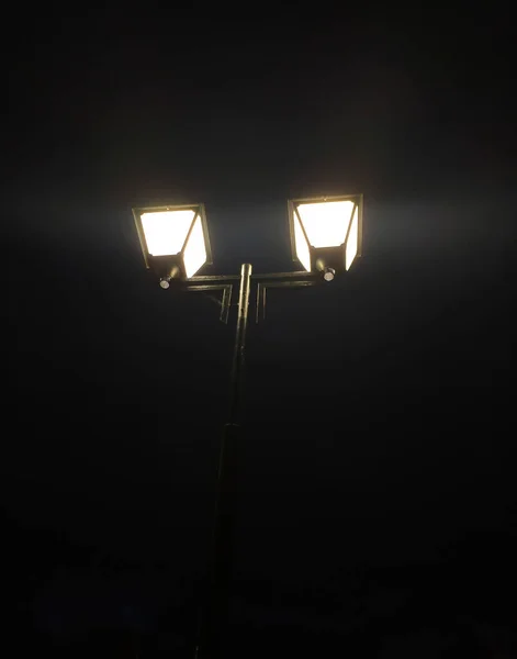 Lampione Illuminazione Stradale Con Due Lampade Che Brillano Sullo Sfondo — Foto Stock