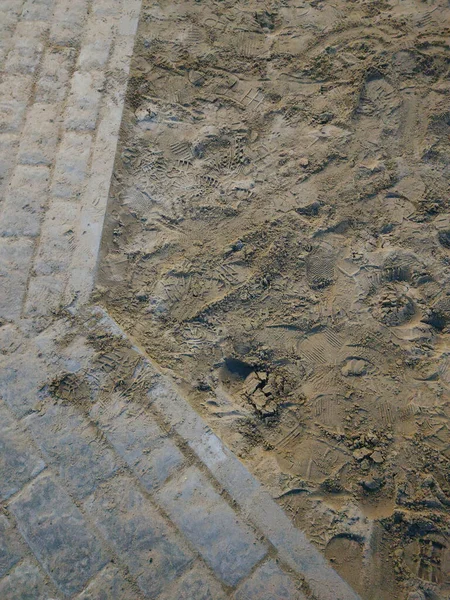 Viele Verschiedene Fußspuren Auf Dem Nassen Sand Park — Stockfoto