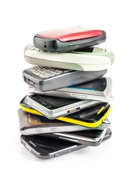 Куча старых мобильных телефонов — стоковое фото