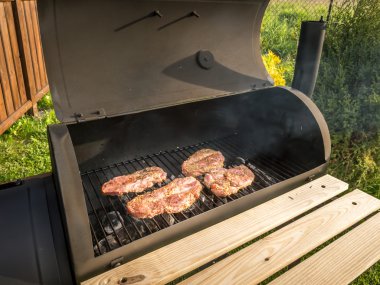 Kırmızı et pirzola Barbekü üzerinde