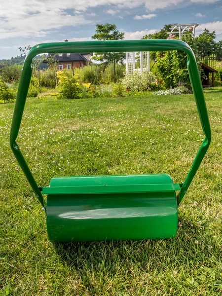 Green lawn roller — Stock Photo, Image