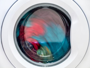 Çamaşırhane ile çamaşır makinesi closeup