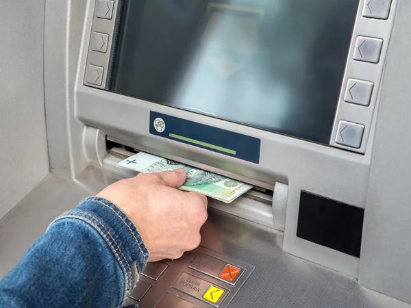 Wypłata gotówki z bankomatu — Zdjęcie stockowe