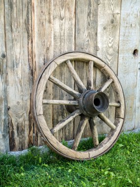Eski ahşap araba tekerleği 