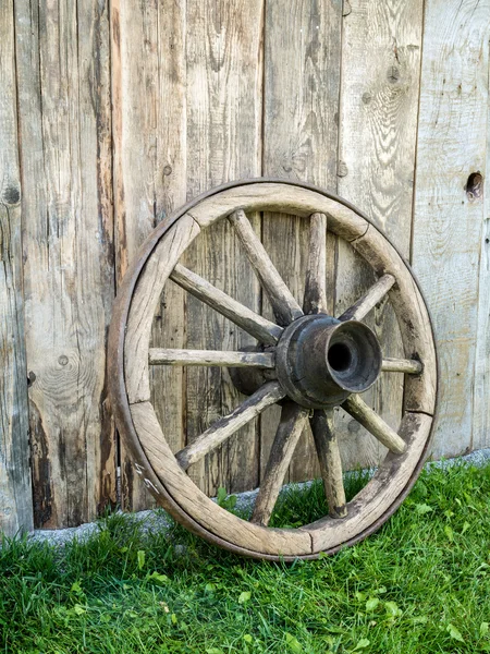 Old wooden wagon wheel — Stock Photo, Image