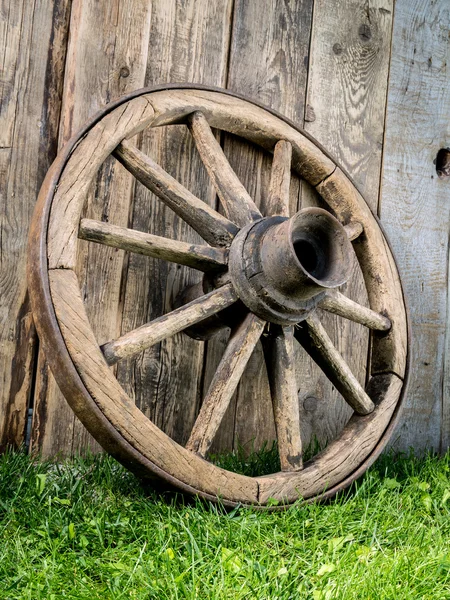 Old wooden wagon wheel — Stock Photo, Image