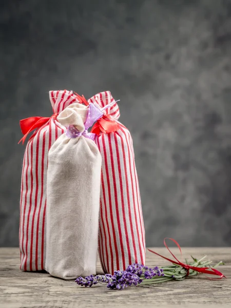 Grupp av påsar med torkad lavendel — Stockfoto