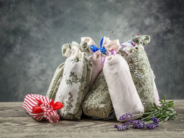 Groep van zakjes met gedroogde lavendel — Stockfoto