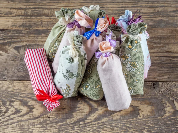 Groep van zakjes met gedroogde lavendel — Stockfoto