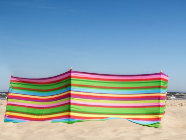 Sahilde şerit windbreak