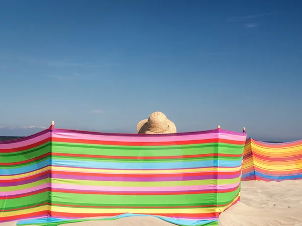 Banho de sol feminino na praia — Fotografia de Stock