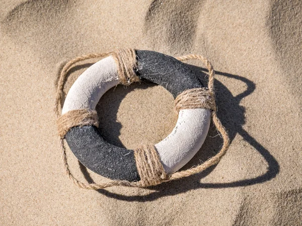 Рятувальний жилет на пляжі — стокове фото