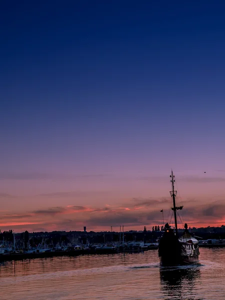 Oude historische zeil het schip op de zonsondergang — Stockfoto