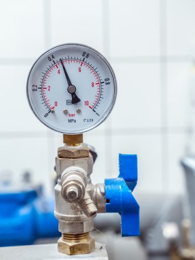 Basınç göstergesi ile kapak