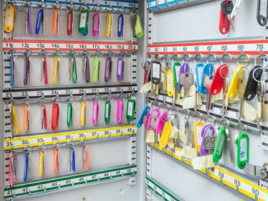 Tuşları ile metal kutu