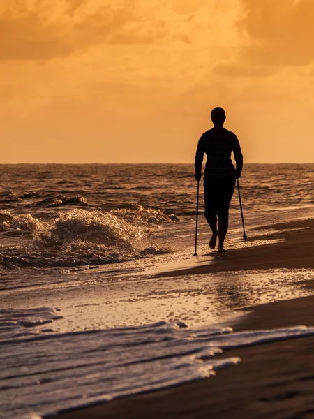 Nordic Walking på stranden — Stockfoto