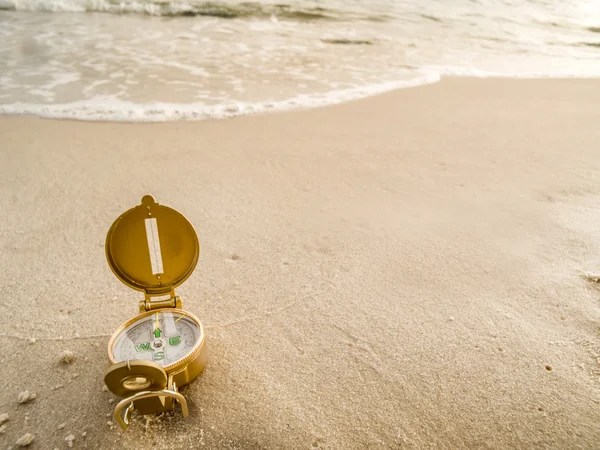 Brújula en la playa — Foto de Stock