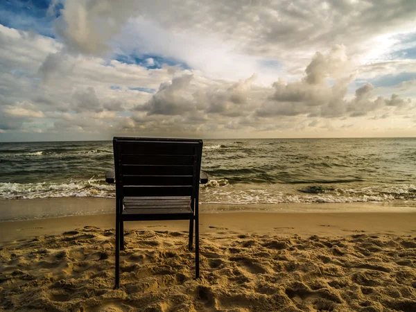 Fotel drewniany na plaży — Zdjęcie stockowe