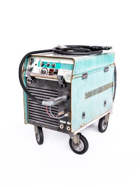 Beyaz arkaplanda eski MIG kaynak makinesinin 3B görüntülemesi