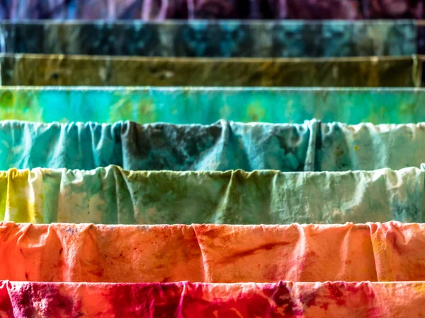 Çeşitli Renklerde Elle Boyanmış Pamuklu Kumaşlar Kurutucuda Kurutuluyor — Stok fotoğraf