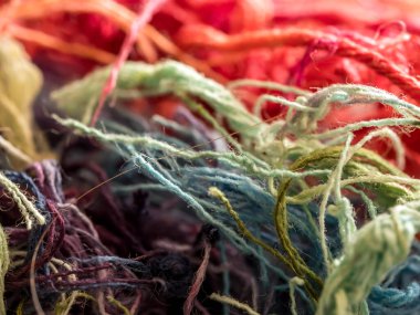 Renkli pamuk iplikçiklerin kıvrımları