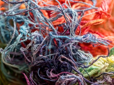 Renkli pamuk iplikçiklerin kıvrımları
