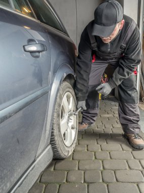 Araba lastik değişimi