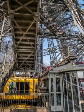  Eyfel Kulesi'ne Asansör