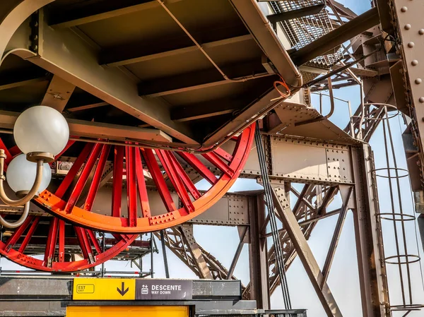 Eiffeltoren lift — Stockfoto