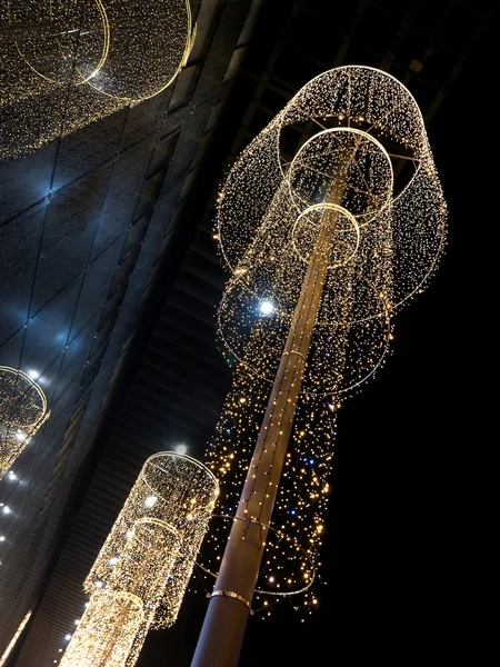 Weihnachtsbeleuchtung auf der Straße lizenzfreie Stockbilder