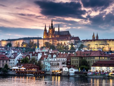 alacakaranlıkta Prag Kalesi