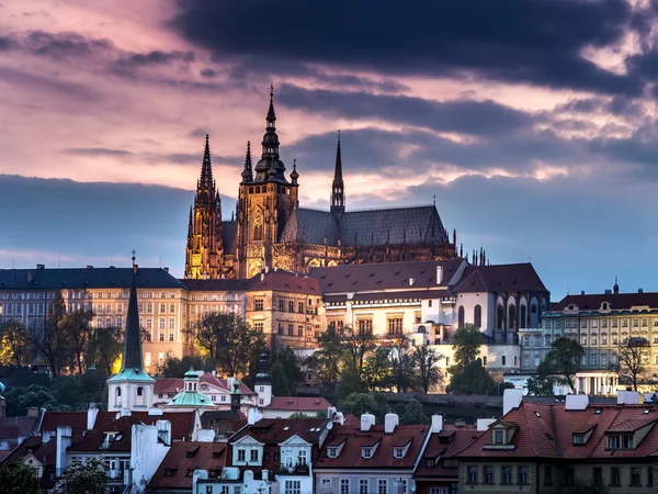 Alacakaranlıkta Prag Kalesi — Stok fotoğraf