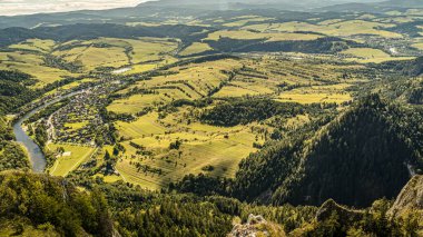 Pieniny Dağları 'ndaki Üç Crowns Zirvesi' nden Panoramik Dağ Manzarası. Dunajec Nehri Vadisi 'nin üzerinde, yemyeşil orman, güneşli gökyüzü ve Polonya' daki Rolling Hills.