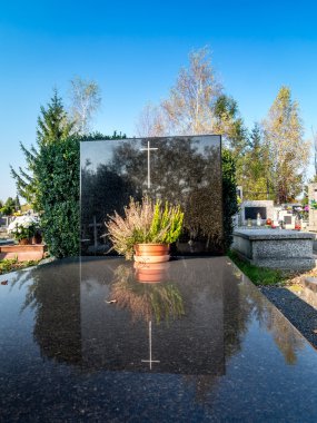 mezar taşı çiçekler