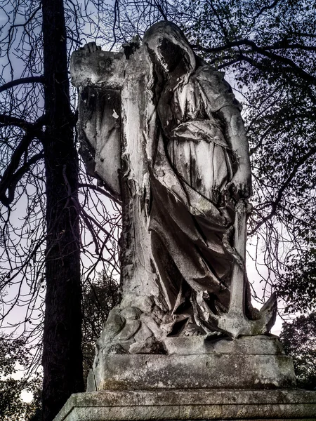 Mourning angel on tombston — Stock Photo, Image