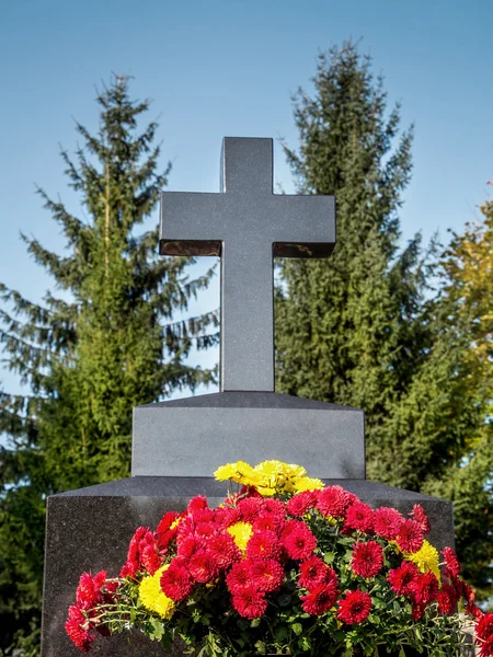 Preto granito lápide cruz — Fotografia de Stock